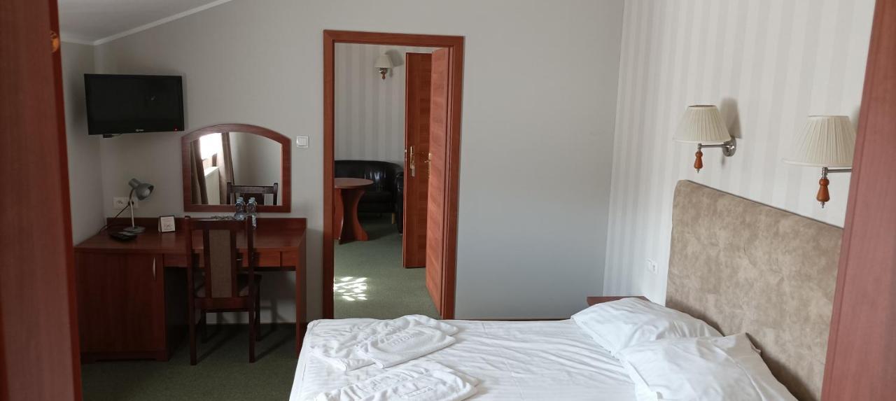 Hotel Przylesie Sierosław Eksteriør billede