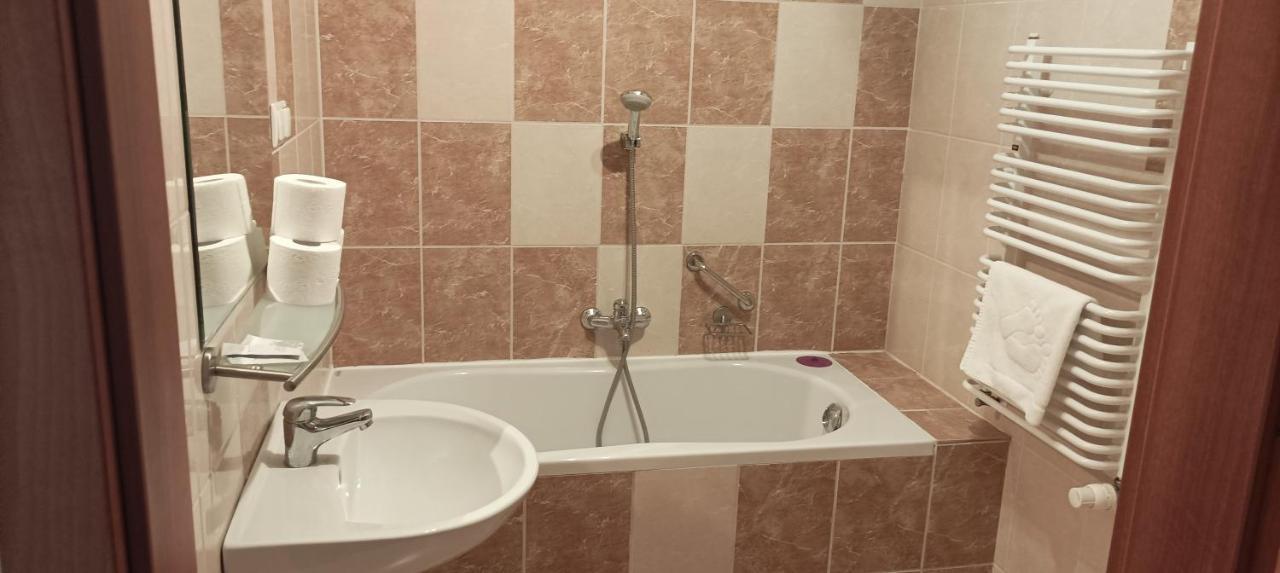 Hotel Przylesie Sierosław Eksteriør billede